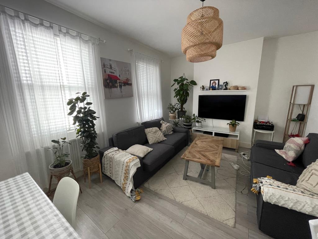 Lot: 117 - DETACHED PROPERTY ARRANGED AS TWO FLATS -